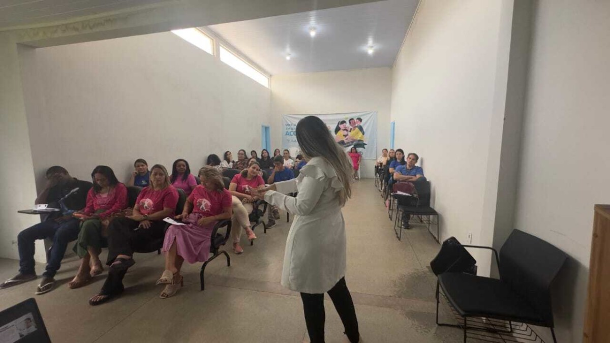 OUTUBRO ROSA - Semias encerra campanha com palestra sobre a preven&ccedil;&atilde;o do c&acirc;ncer de mama para os servidores no Creas