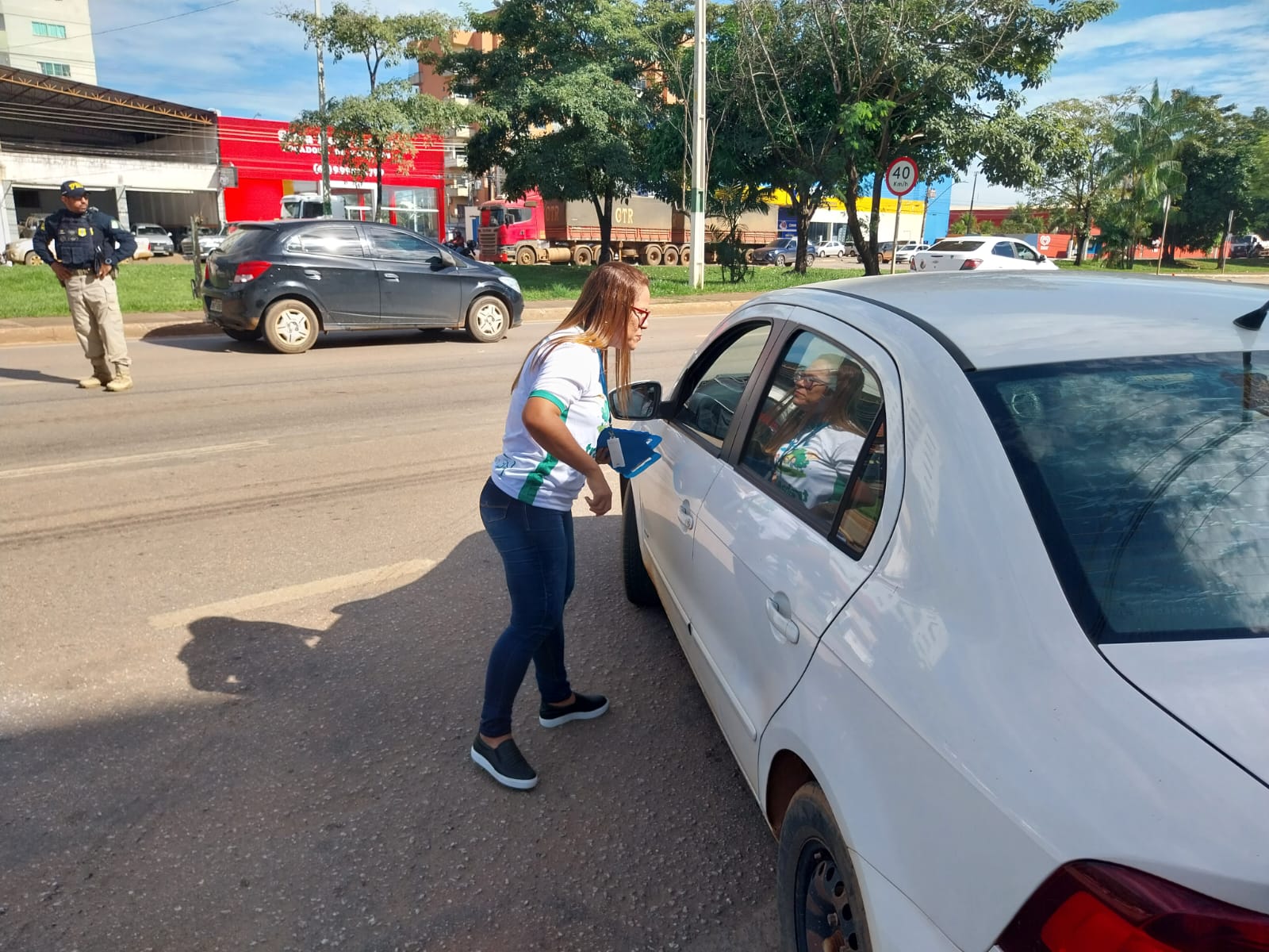 Carros, motocicletas e pedestres foram abordados com o material informativo