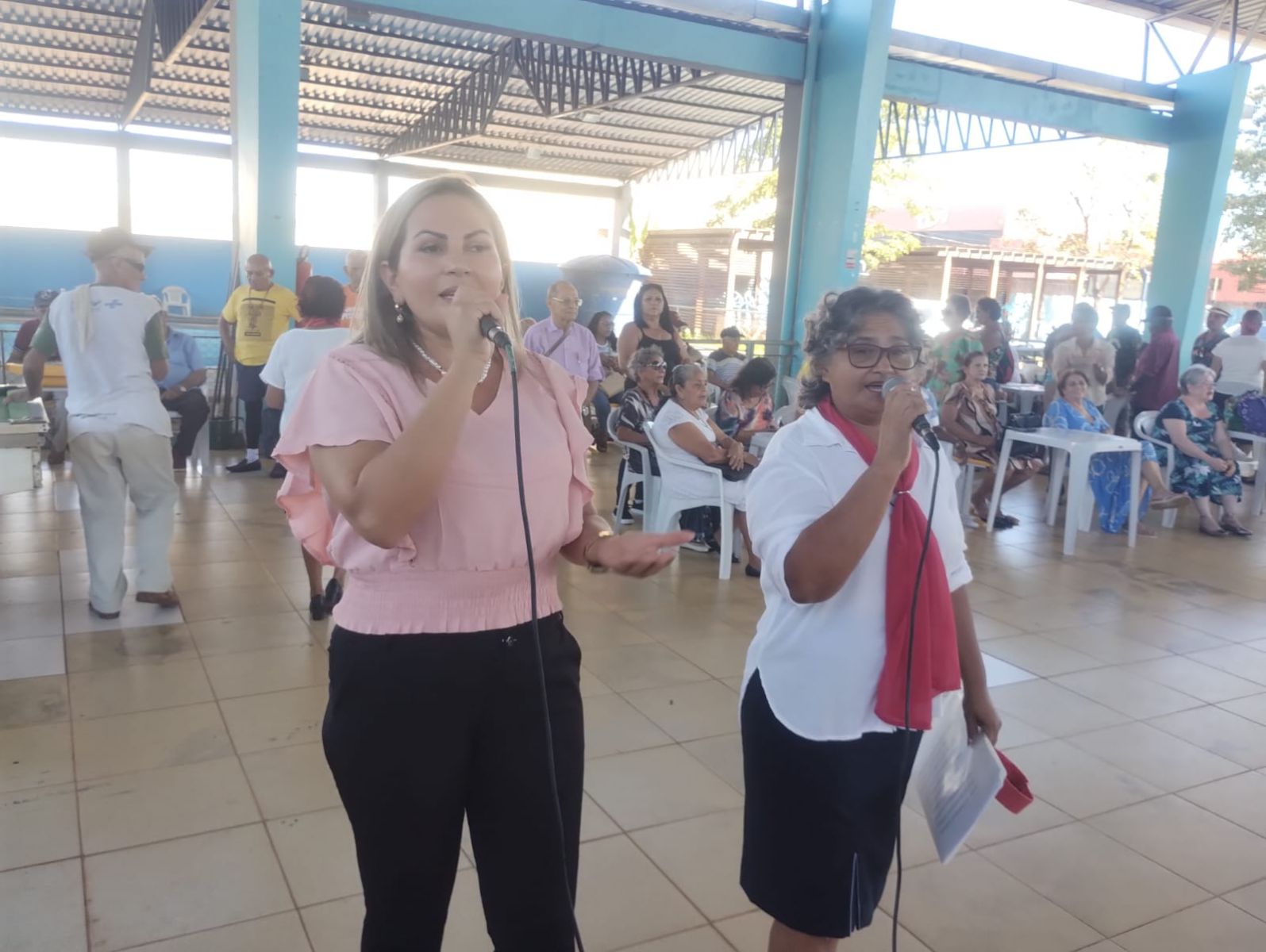 Foram realizadas atividades recreativas, de beleza e sorteio de brindes