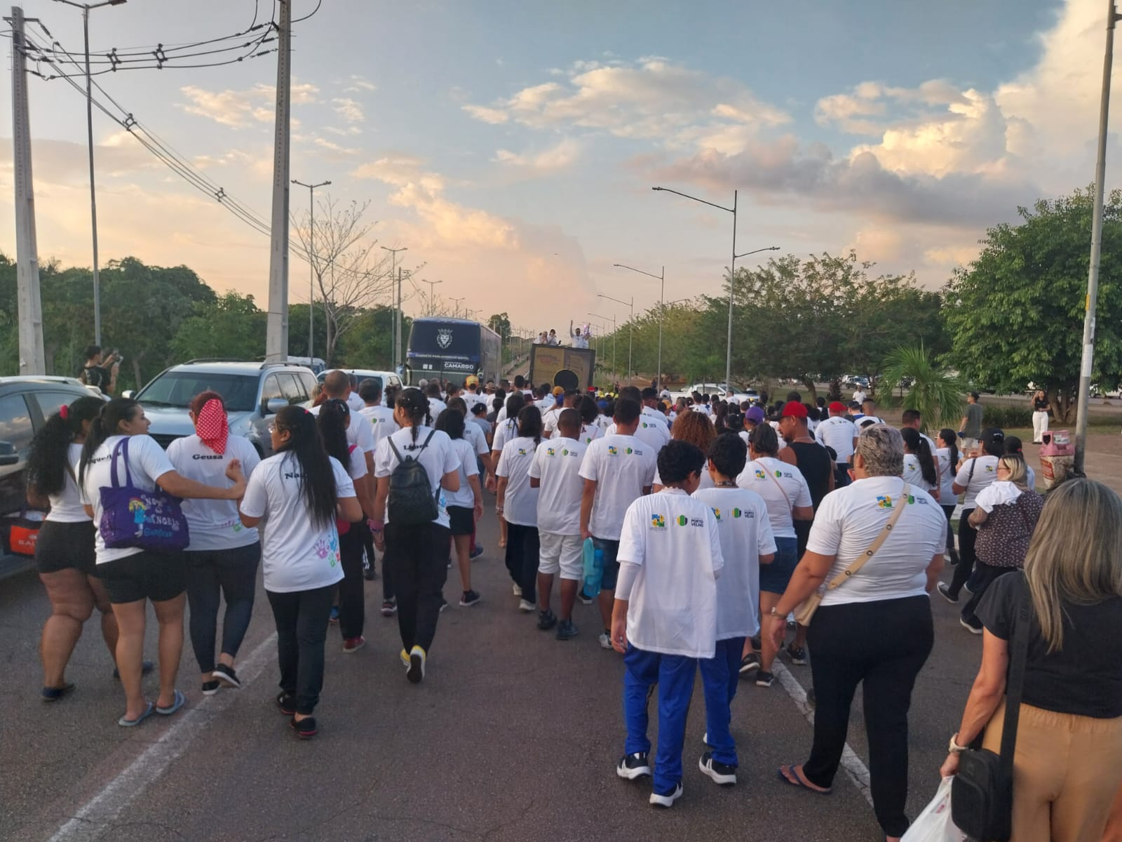 Caminhada teve início após as apresentações artísticas