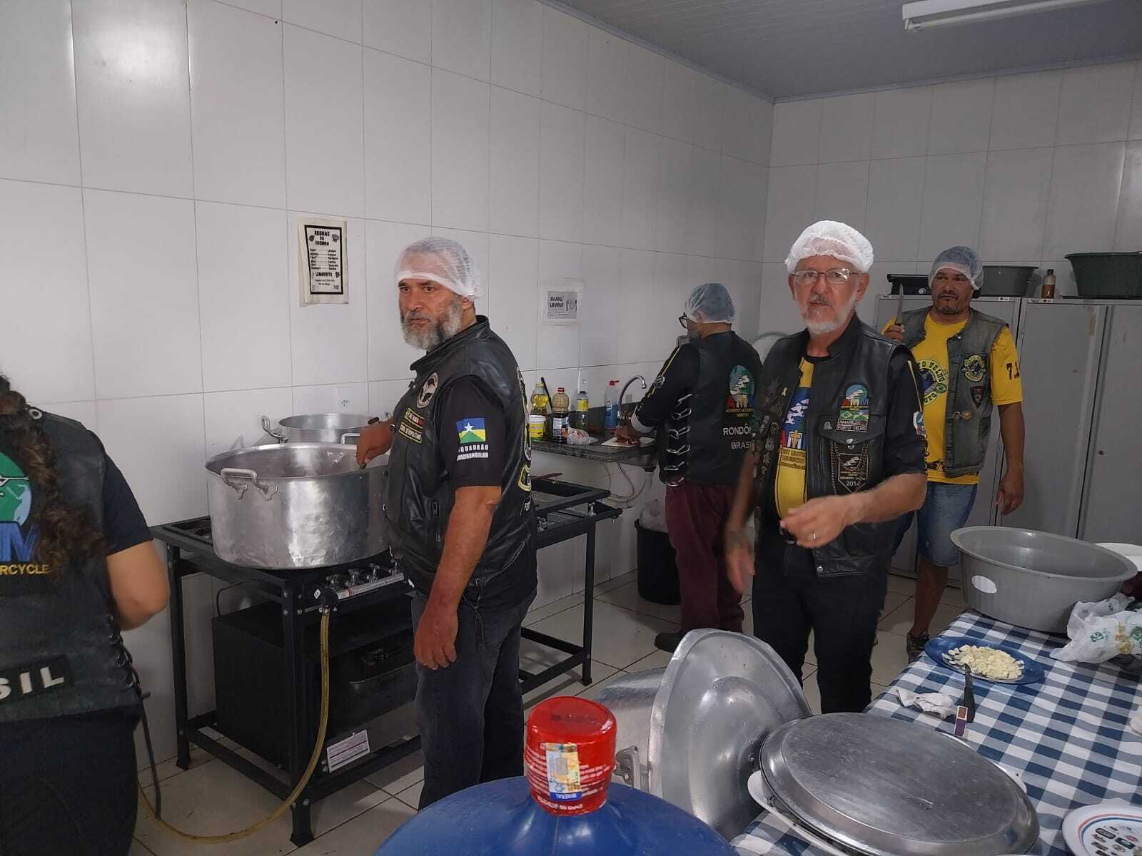 Motociclistas da Amoron preparam o almoço para os presentes