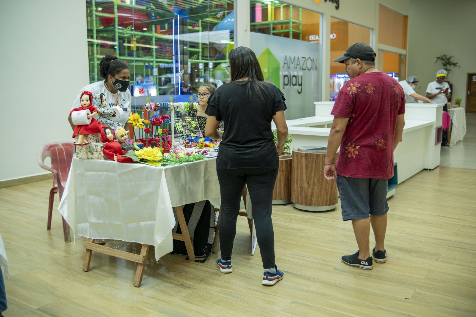 São comercializados artesanatos, doces, salgados, plantas ornamentais, entre outros