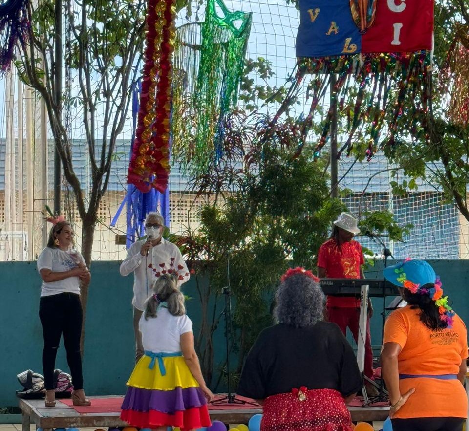 Baile de carnaval contou com animação de música ao vivo