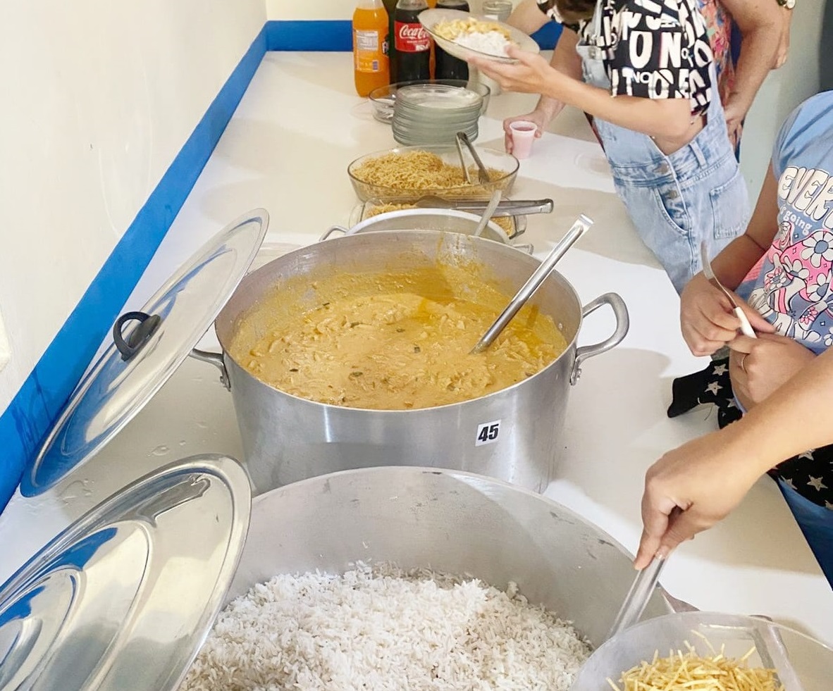 O almoço também comemorou o aniversário de uma das crianças acolhidas