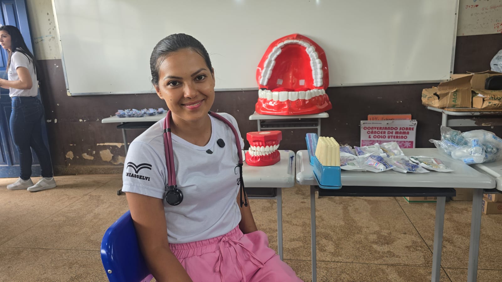 Cailane levou o seu filho para receber informações sobre a boa escovação de dente