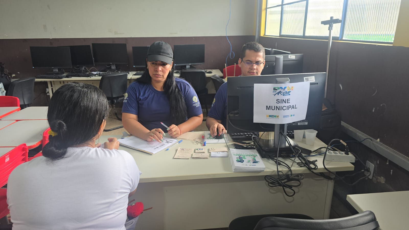 equipe de atendimento do  Sine Municipal Itinerante esteve à disposição da população